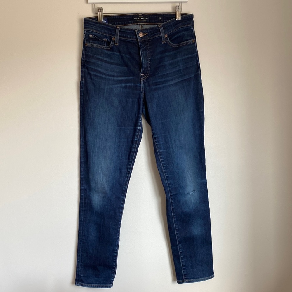 Lucky Brand skinny ankle jeans. Slightly distressed size 8. Ladies.
